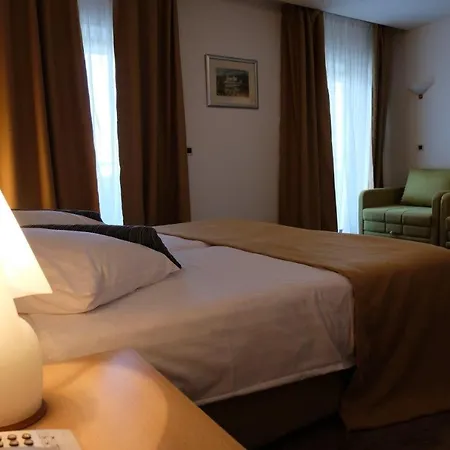 Flores Hotel 4*